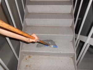 定期清掃　非常階段の清掃　大阪02