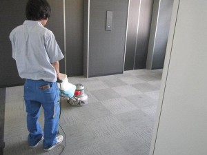 大阪オフィスビル定期清掃　床洗浄01