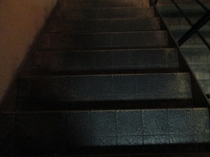 居酒屋　階段の汚れを清掃　大阪02