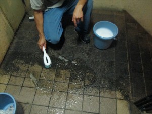 居酒屋　階段の汚れを清掃　大阪03