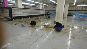 大阪の清掃会社ソウア 床剥離　大規模