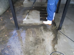 定期清掃　階段下の床清掃02