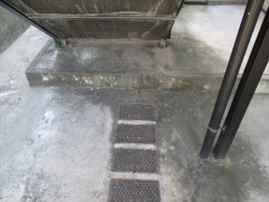定期清掃　階段下の床清掃01