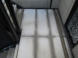 大阪　定期清掃　高圧洗浄　マンション階段踊り場03