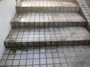 高圧洗浄　大阪　駐車場階段01
