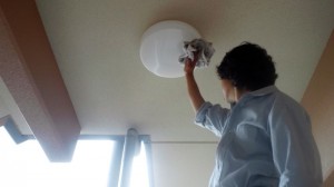 ハウスクリーニング　マンション　天井照明清掃