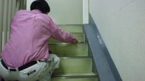 大阪市中央区　オフィスビル清掃 階段の清掃02