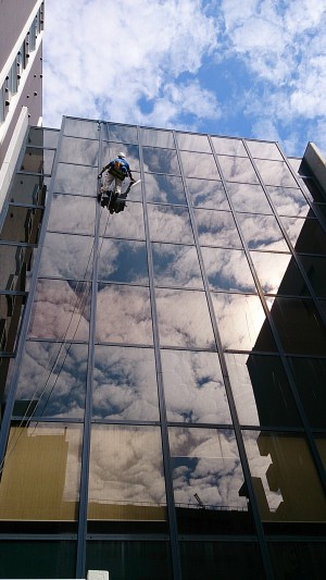 定期清掃　窓清掃　高層ビル　ブランコ
