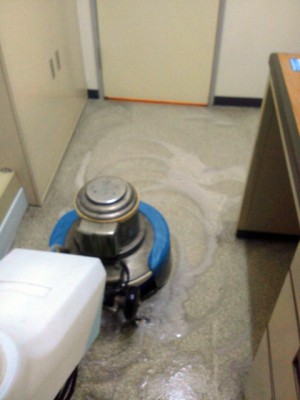 大阪 高槻 定期清掃 床 剥離洗浄　作業中