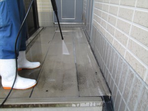大阪　定期清掃　マンション廊下　高圧洗浄中